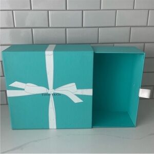 24 HOUR PRICE DROP Tiffany & Co. Gift Box Storage/Display